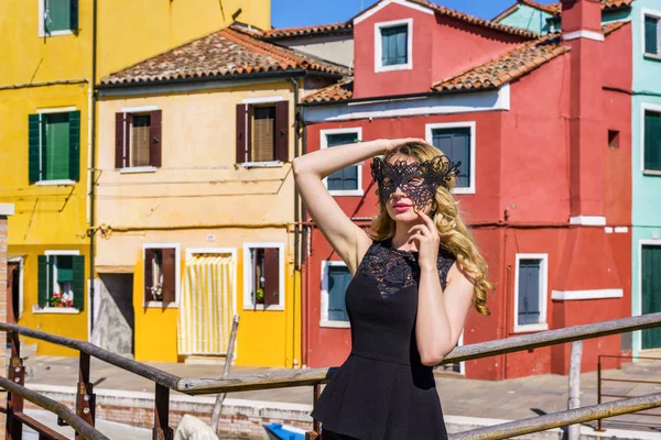 Chica con una máscara negra en Burano Island, Italia —  Fotos de Stock