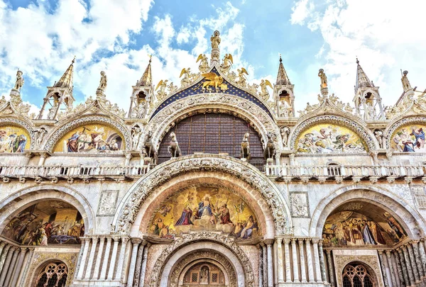 Basilique Saint-Marcs Venise, Italie. Superbe façade ouest de la cathédrale Saint-Marks symbole de richesse et de pouvoir — Photo