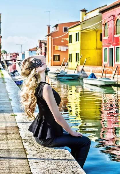 Chica con una máscara negra en Burano Island, Italia —  Fotos de Stock