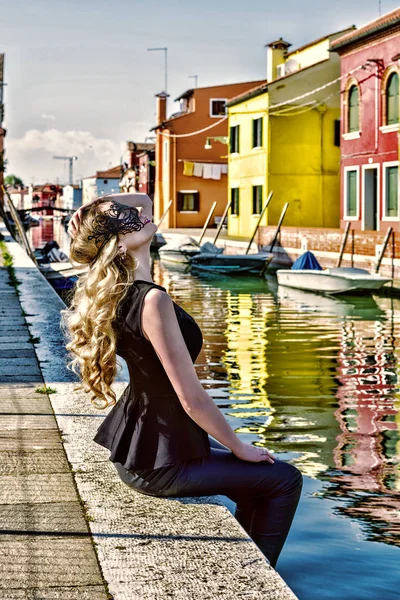 Chica con una máscara negra en Burano Island, Italia —  Fotos de Stock