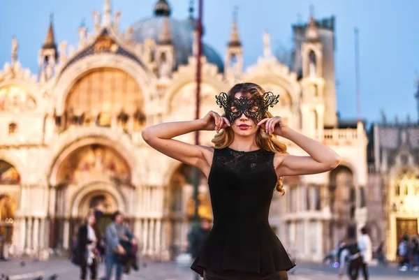 Chica con una máscara negra en la Plaza San Marco, Italia —  Fotos de Stock