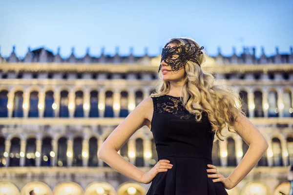 Chica con una máscara negra en la Plaza San Marco, Italia —  Fotos de Stock