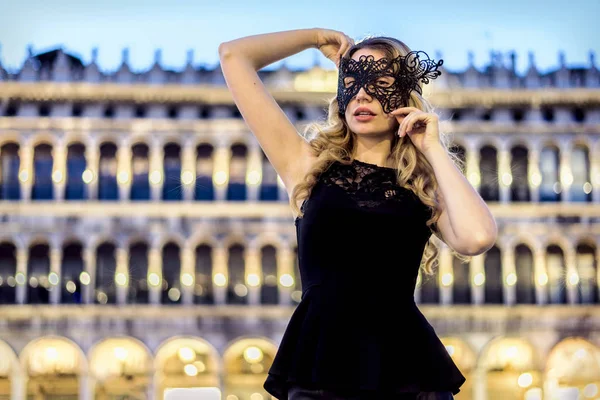 Ragazza in maschera nera in Piazza San Marco — Foto Stock
