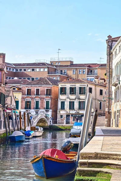 ヴェネツィア風光明媚な町並みのゴンドラ。イタリア ラグーン — ストック写真