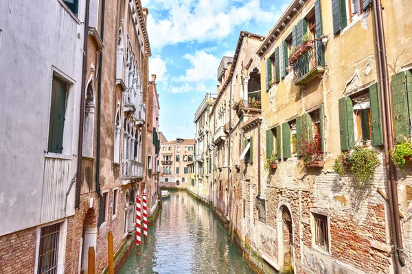 Veneza cênica ruas antigas canal de água. Lagoa italiana — Fotografia de Stock