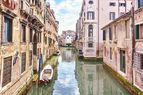 ヴェネツィア風光明媚な古い通り運河を水します。イタリア ラグーン象徴的なビュー — ストック写真