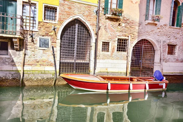 Barco vermelho Veneza cênica ruas antigas canal de água. Lagoa italiana — Fotografia de Stock