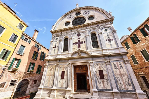 在威尼斯历史中心的教堂建筑立面。意大利 — 图库照片
