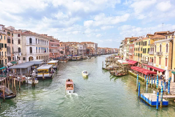 Barcos no Grande Canal em Veneza. Cenário Lagoa italiana — Fotografia de Stock