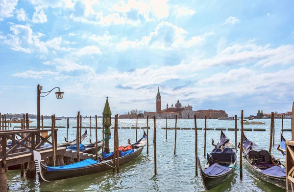 Grande canal em Veneza, Piazza San Marco, no fundo a ilha de San Giorgio. Cênica paisagem urbana temperamental com gôndolas — Fotografia de Stock