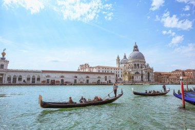 Venice, İtalya - 02 Nisan 2017: Grande canal bazilika Santa Maria della Salute adlı