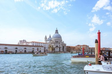 Venice, İtalya - 02 Nisan 2017: Grande canal bazilika Santa Maria della Salute adlı