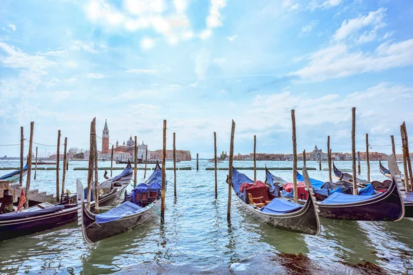 Grande canal em Veneza, Piazza San Marco. No fundo a ilha de San Giorgio. Paisagem urbana panorâmica com gôndolas — Fotografia de Stock