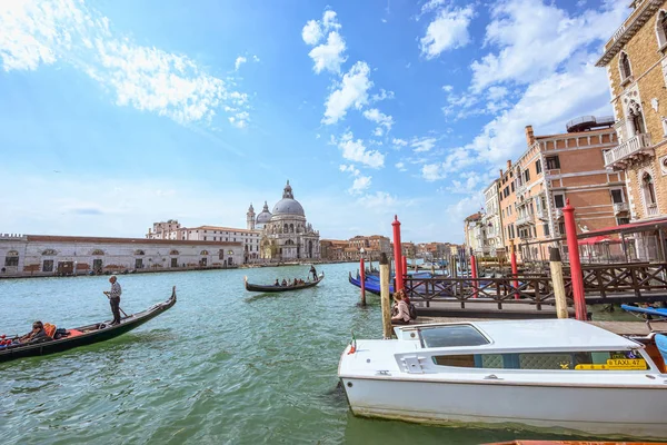 VENICE, ITÁLIA - 02 de abril de 2017: Grande canal na Basílica de Santa Maria della Salute — Fotografia de Stock