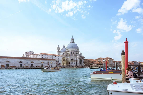 サンタ・マリア ・ デッラ ・ サルーテ聖堂、ヴェネツィア, イタリア - 2017 年 4 月 2 日: グランデ運河 — ストック写真