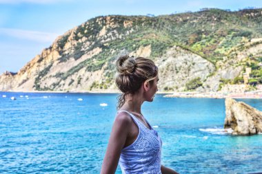 Bir Monterosso al Mare İtalyan riviera'sında turist kız. Deniz ve dağ manzaralı. Cinqueterre Liguria