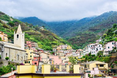 Vernazza kasabasında Cinque terre görünümü yukarıdaki. UNESCO Dünya Mirası altında. Güzel dağ ve deniz arka plan. Pearl dağlarda
