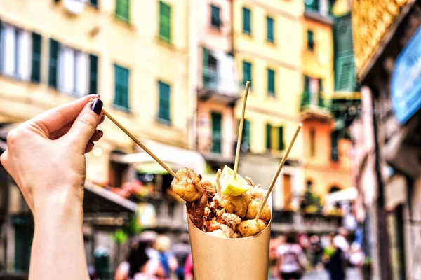 Mariscos en Cinque terre Italia. sosteniendo deliciosas especialidades frescas de pescado frito en el fondo de la calle —  Fotos de Stock