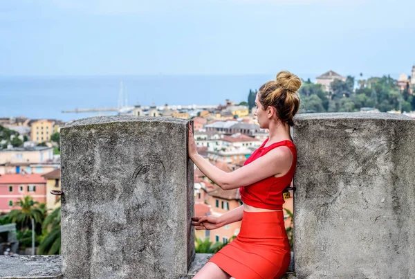 Chica de rojo en Santa Margherita, Italia. Hermosa vista de la vidad y fondos de montañas —  Fotos de Stock