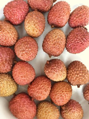 Lychee meyve beyaz bir tabak içinde. Lezzetli tropik meyve