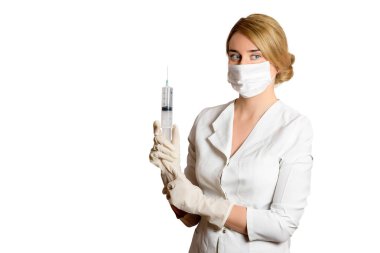 Kadın doktor bir şırınga ve üzerinde beyaz izole maskesi ile