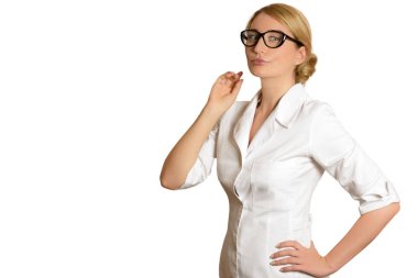 Sarışın kadın doktor beyaz arka plan üzerinde izole gözlük sayesinde arıyorsunuz