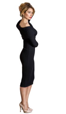 Zarif kız beyaz arka plan üzerinde izole bir siyah klasik tarzı elbise dikey portre