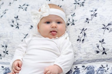 Şirin Bebek kız portre. Tatlı küçük kız Beyaz giysili giyinip