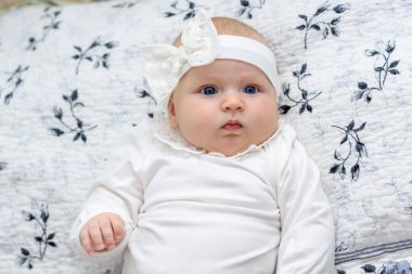 Şirin Bebek kız portre. Tatlı küçük kız Beyaz giysili giyinip