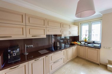 Modern mutfak iç. Appartement tasarım geniş açı fotoğraf