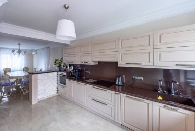 Modern mutfak iç. Appartement tasarım geniş açı fotoğraf