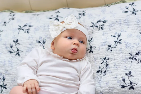 Şirin Bebek kız portre. Tatlı küçük kız Beyaz giysili giyinip