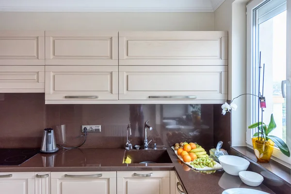 Interiér je moderní kuchyně. Appartement design širokoúhlý Foto — Stock fotografie
