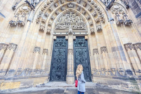 Touristinnen bewundern die Architektur der Prager Burg. Tschechische Republik. Detaillierte Fassade, weite Winkel — Stockfoto
