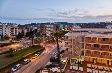 Bir binanın balkon sokaklarda Lloret de Mar göster