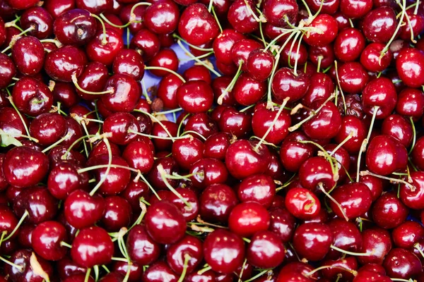 Bir tepsi üzerinde lezzetli tatlı kiraz