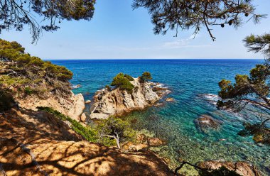 İspanya Akdeniz manzaralı kayalık sahil