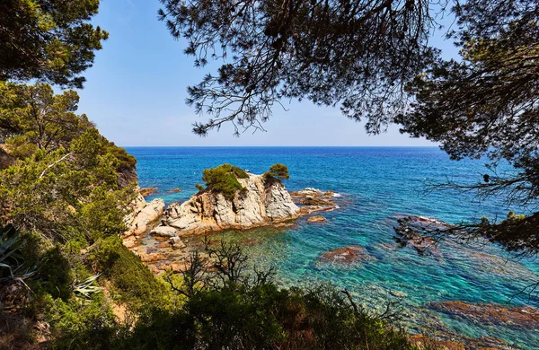 Skalnaté pobřeží Středozemního moře ve Španělsku — Stock fotografie