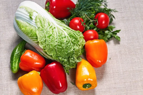 Reifer Paprika und verschiedene Gemüsesorten werden auf einer Leinwand abgefüllt — Stockfoto