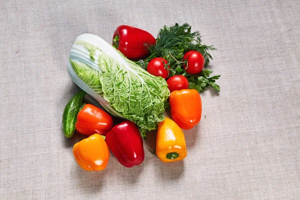 Paprika en verschillende rijp fruit zijn gevuld op een doek — Stockfoto