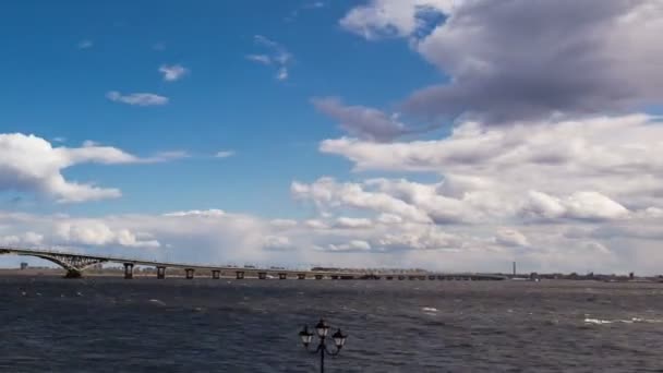 Nubes sobre el dique del río Volga — Vídeo de stock