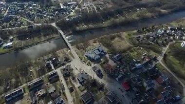 Uçuş bitti küçük kasaba Nehri yakınında