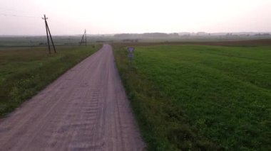 Kırsal kesimde çakıl yol ötesinde geriye doğru uçuş