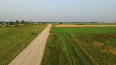 Uçuş çakıl yol kırsalında ötesinde