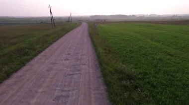 Uçuş çakıl yol kırsalında ötesinde