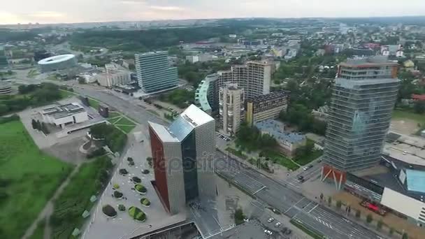 Πανοραμική θέα πάνω από την πόλη με περιστροφή — Αρχείο Βίντεο
