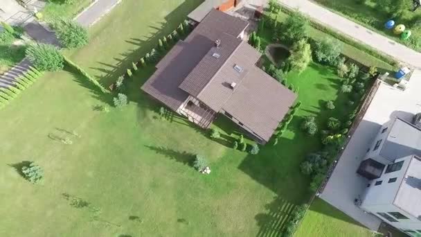 Вертикальный подъем над домами — стоковое видео