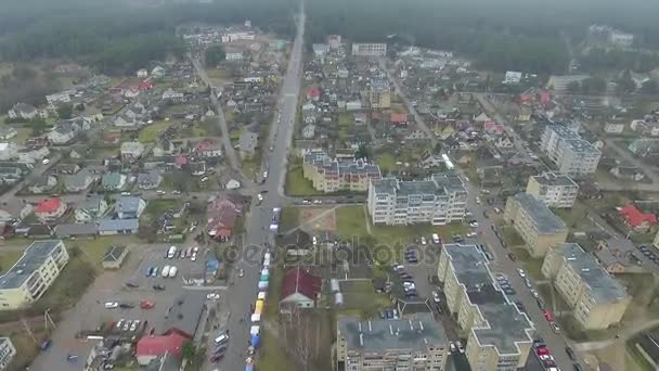 Полет над маленьким городом с поворотом влево — стоковое видео