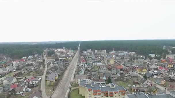 Survol d'une petite ville près de la forêt — Video