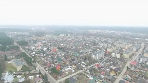 Voo sobre pequena cidade perto da floresta — Vídeo de Stock